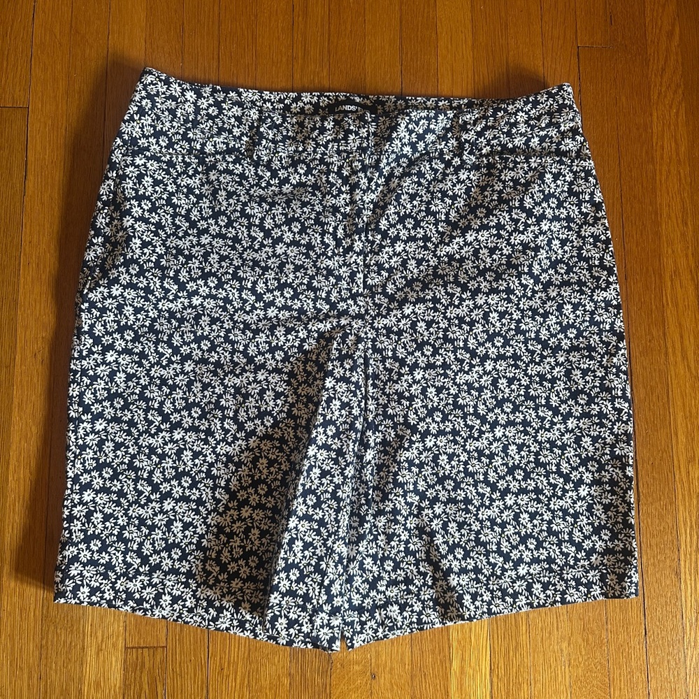 Land’s End Mid-Rise Cotton Shorts in Navy Daisy Print, Size 14